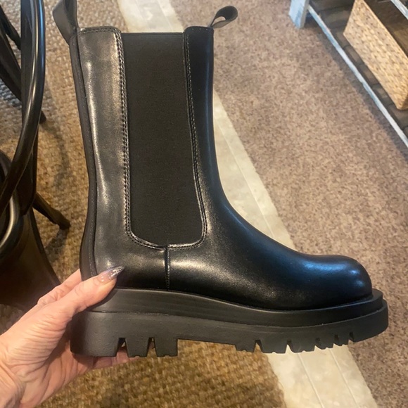 Leather platform Goodnight Macaroon’s version of a “Chelsea boot”. I - Picture 2 of 5